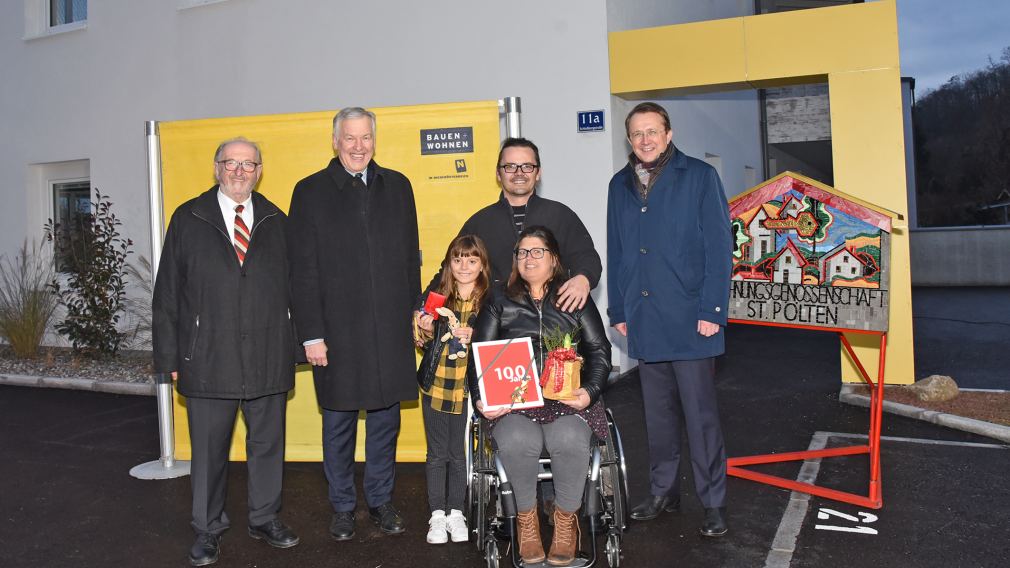 Dir. Willi Gelb, Landesrat Martin Eichtinger, Marie- Louise, Beanca und Peter Haiderer und Bürgermeister Stadler bei der Schlüsselübergabe. (Foto: Josef Vorlaufer)

