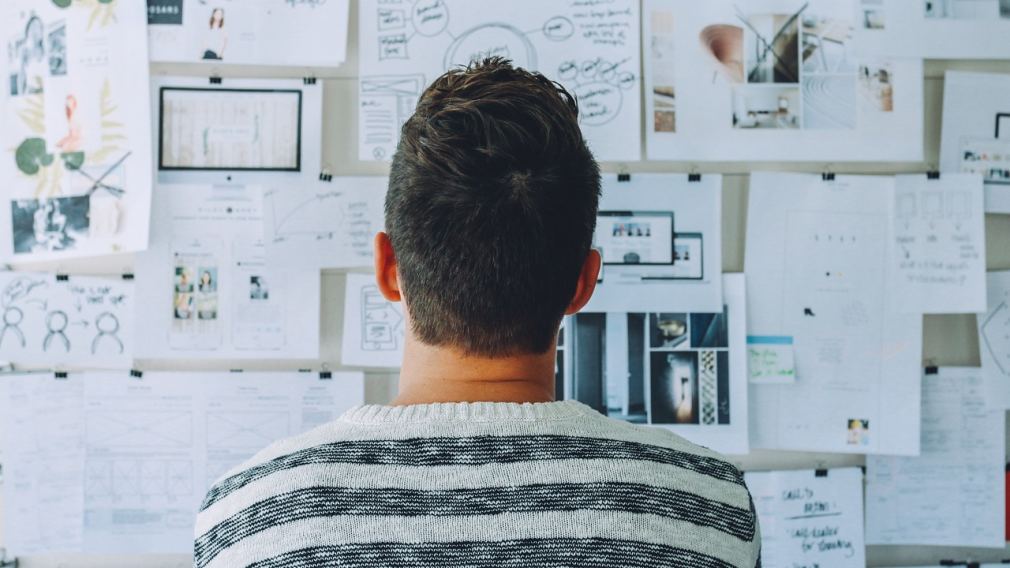 Mann der auf Pinnwand mit Ideen schaut. (Foto: Pixabay | StartupStockPhotos)