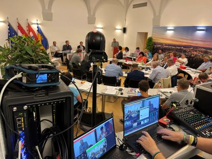 Bild von der Videoübertragung der Gemeinderatssitzung aus dem Rathaus. (Foto: Kainz)