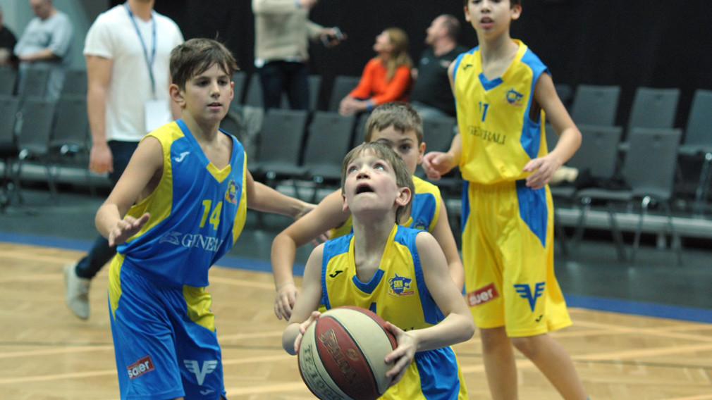 Jungs beim Basketballspielen. (Foto: Wolfgang Mayer)