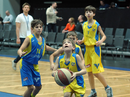 Jungs beim Basketballspielen. (Foto: Wolfgang Mayer)