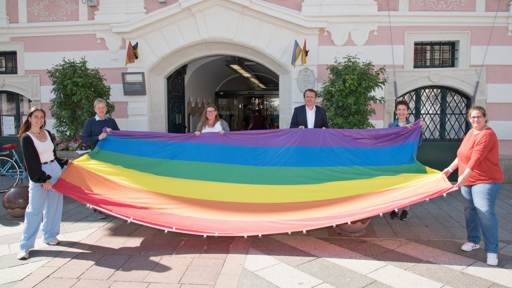 v.l.: Mariella Schlossnagl (Büro für Diversität), Martin Koutny (Leitung Bürgerservice), Mag.a Martina Eigelsreiter (Leitung Büro für Diversität), Bürgermeister Mag. Matthias Stadler, Ilse Knell und Julia Lechner (beide Büro für Diversität). (Foto: Josef Vorlaufer)