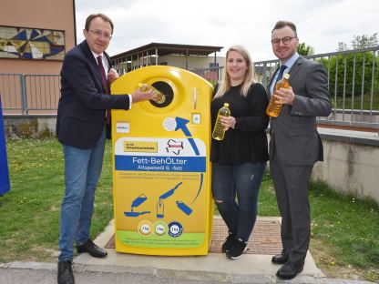 Bürgermeister Matthias Stadtler, Leiterin der Abfallwirtschaft Nicole Munz und Geschäftsführender Gesellschafter der Firma Münzer Ewald-Marco Münzer testeten schon vorab den neuen Fett-BehÖLter vor der NMS-Wagram. 