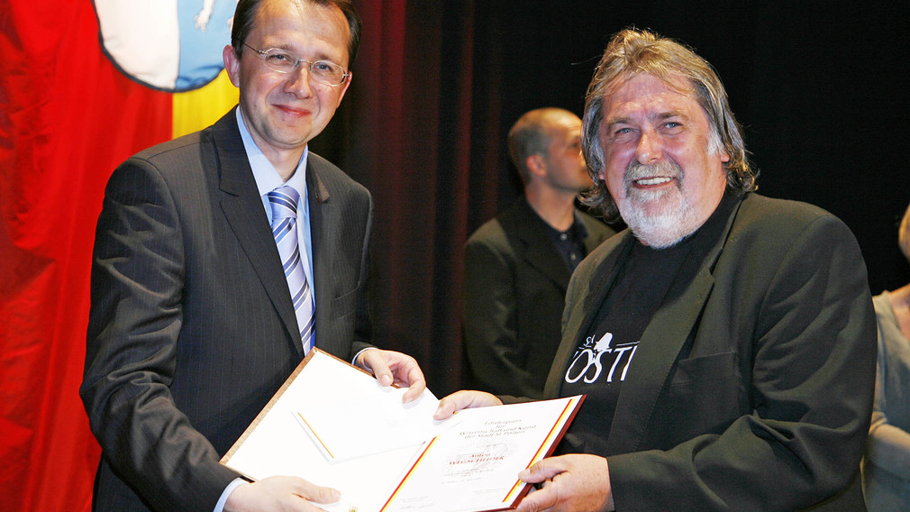 Bürgermeister Matthias Stadler überreichte den Förderpreis der Landeshauptstadt für Wissenschaft und Kunst an Toni Wegscheider im Jahr 2007. (Foto: Josef Vorlaufer)