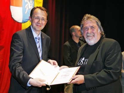 Bürgermeister Matthias Stadler überreichte den Förderpreis der Landeshauptstadt für Wissenschaft und Kunst an Toni Wegscheider im Jahr 2007. (Foto: Josef Vorlaufer)