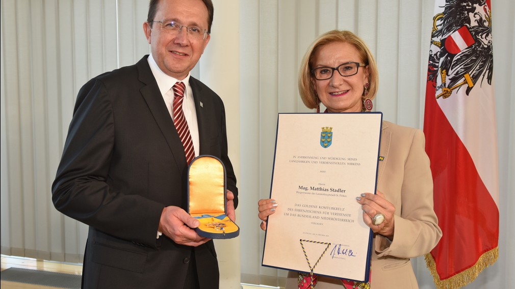 Landeshauptfrau Mikl-Leitner überreicht das Goldene Komturkreuz an Bürgermeister Stadler. (Foto: Josef Vorlaufer)