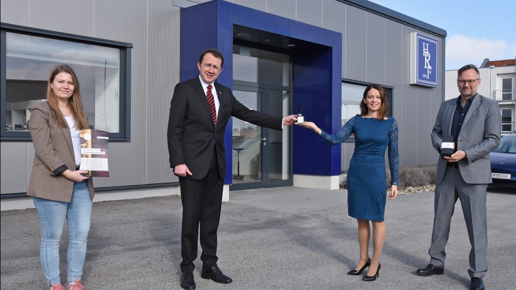 Katrin Leyer (Zukunftsentwicklung, Wirtschaft und Marketing der Stadt) Bürgermeister Matthias Stadler, Beatrix Schlaffer-Günsberg und Patrick Günsberg vor dem Firmengebäude. (Foto: Josef Vorlaufer)