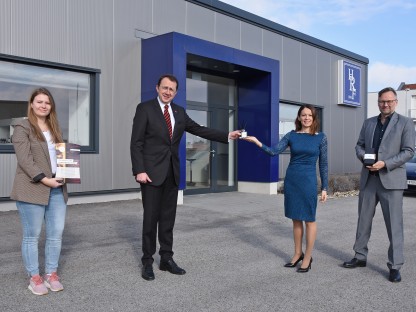 Katrin Leyer (Zukunftsentwicklung, Wirtschaft und Marketing der Stadt) Bürgermeister Matthias Stadler, Beatrix Schlaffer-Günsberg und Patrick Günsberg vor dem Firmengebäude. (Foto: Josef Vorlaufer)