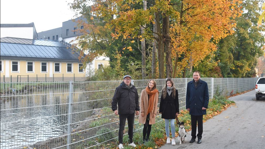 Vier Personen mit Hund im Gebiet nahe dem Mühlbach, wo die neue Hundezone entstehen soll. (Foto: Vorlaufer)