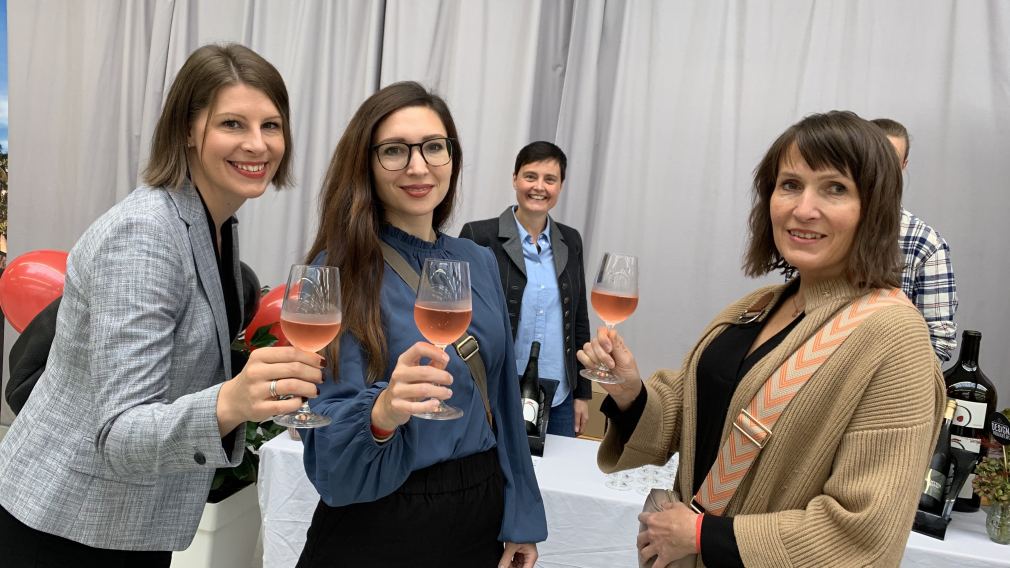 Prost mit Sekt vom Weingut Hofmann: Katrin Mayer, Sandra Gruberbauer und Katharina Obermaier. Foto: Steiner