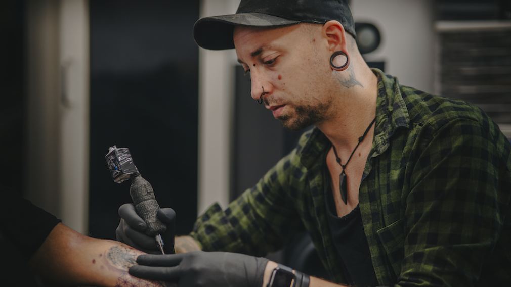 Dominik Eden führt das eigene Tattoostudio in der St. Pöltner Innenstadt seit mittlerweile zehn Jahren. (Foto: Gerald Weixelbraun)