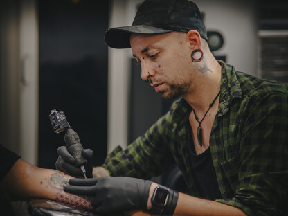 Dominik Eden führt das eigene Tattoostudio in der St. Pöltner Innenstadt seit mittlerweile zehn Jahren. (Foto: Gerald Weixelbraun)