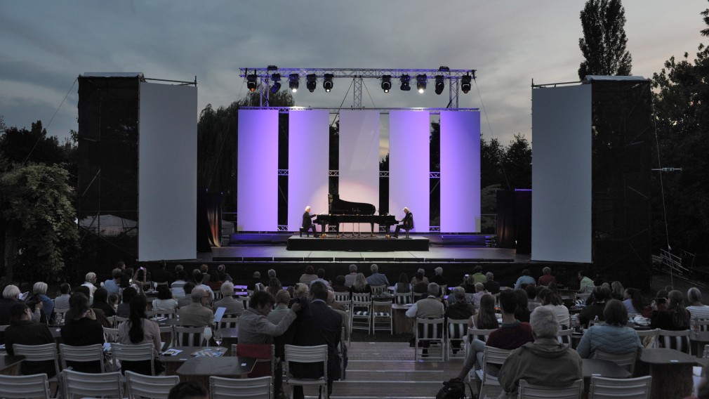 Zwei Pianisten sitzen an Klavieren auf einer Open Air Bühne. (Foto: Wolfgang Mayer)