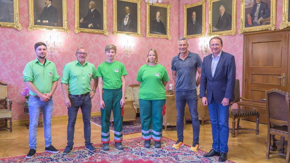 Auf dem Foto sind Bürgermeister Matthias Stadler und weitere Personen zu sehen. (Foto: Arman Kalteis)

Von links nach rechts: Daniel Brandtner, Robert Wotapek, Benjamin Salzer, Lea Uitz, Michael Paal und Bürgermeister Matthias Stadler.