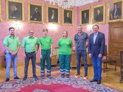 Auf dem Foto sind Bürgermeister Matthias Stadler und weitere Personen zu sehen. (Foto: Arman Kalteis)

Von links nach rechts: Daniel Brandtner, Robert Wotapek, Benjamin Salzer, Lea Uitz, Michael Paal und Bürgermeister Matthias Stadler.