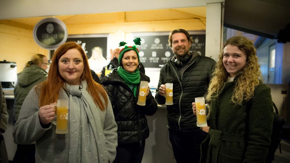 Das Polly plauscht-Team am Christkindlmarkt.