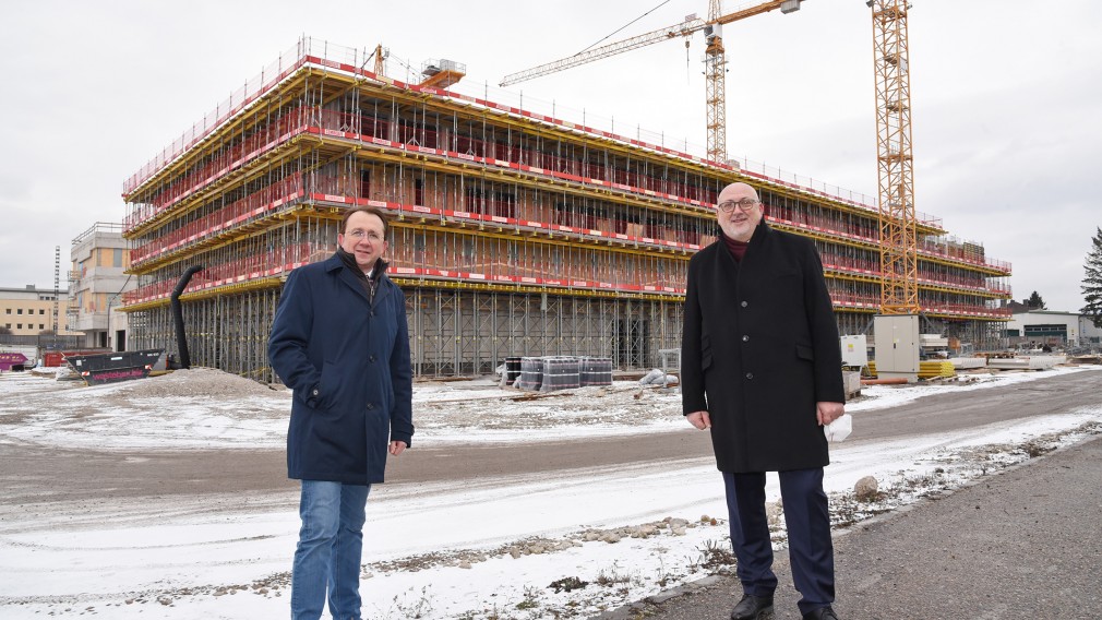 Bürgermeister Matthias Stadler und ÖBB-Vorstandsvorsitzender Andreas Matthä stehen vor dem Rohbau des ÖBB-Bildungscampus (Foto: Josef Vorlaufer).