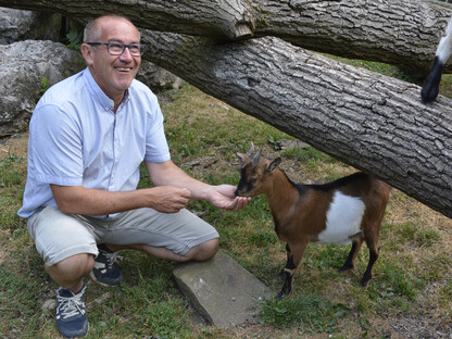 Stadtgärtnermeister Robert Wotapek freut sich über den Ziegennachwuchs im Hammerpark. (Foto: Yannick Redl)