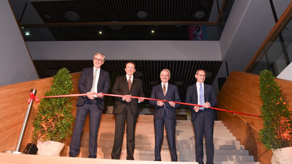 Generalsekretär Martin Netzer (Bundesministerium für Bildung, Wissenschaft und Forschung), Bürgermeister Matthias Stadler, Landtagspräsident Karl Wilfing und FH-Geschäftsführer Gernot Kohl bei der Eröffnungsfeier des Campus St. Pölten. (Foto: Josef Vorlaufer)