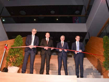 Generalsekretär Martin Netzer (Bundesministerium für Bildung, Wissenschaft und Forschung), Bürgermeister Matthias Stadler, Landtagspräsident Karl Wilfing und FH-Geschäftsführer Gernot Kohl bei der Eröffnungsfeier des Campus St. Pölten. (Foto: Josef Vorlaufer)