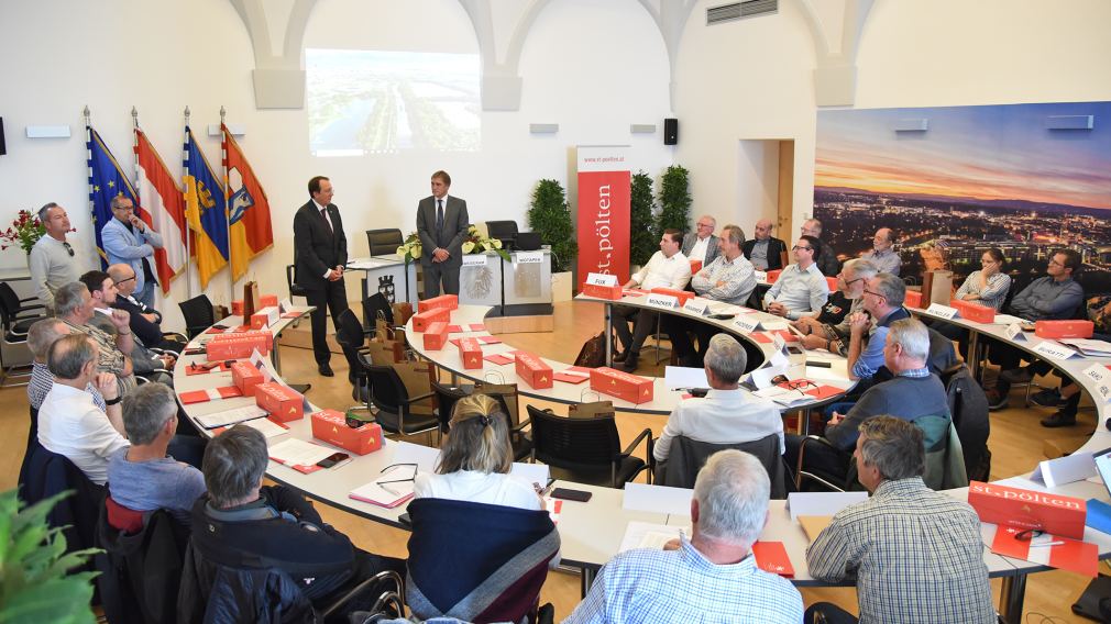 Personengruppe im Gemeinderatssaal. (Foto: Vorlaufer)