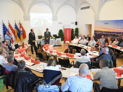 Personengruppe im Gemeinderatssaal. (Foto: Vorlaufer)