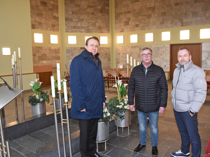 Bürgermeister Matthias Stadler, Andreas Wittman (Friedhofsverwaltung) und Michael Bachel (städtische Betriebe) in der neu beleuchteten Zeremonienhalle. (Foto: Josef Vorlaufer)