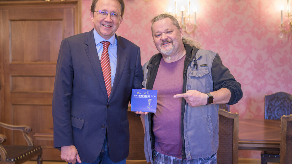 Auf dem Bild sind Musiker Marty Pi und Bürgermeister Matthias Stadler zu sehen. (Foto: Arman Kalteis)