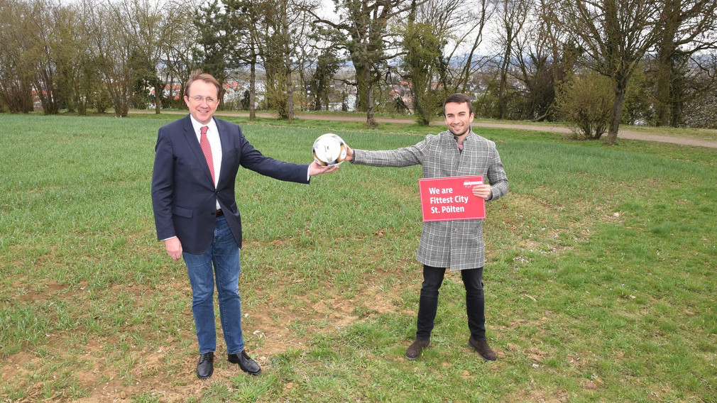 Bürgermeister Matthias Stadler und Sportreferent Florian Gleiss begutachteten den möglichen Standort für einen neuen Sportclub-Platz nahe dem Wirtschaftshof. (Foto: Kainz)