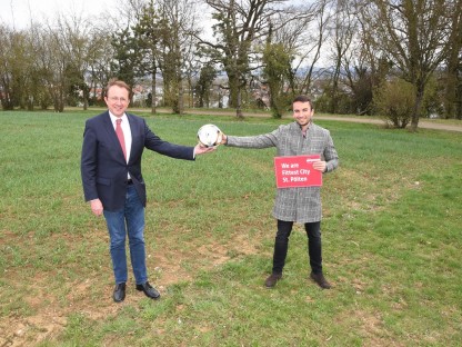 Bürgermeister Matthias Stadler und Sportreferent Florian Gleiss begutachteten den möglichen Standort für einen neuen Sportclub-Platz nahe dem Wirtschaftshof. (Foto: Kainz)