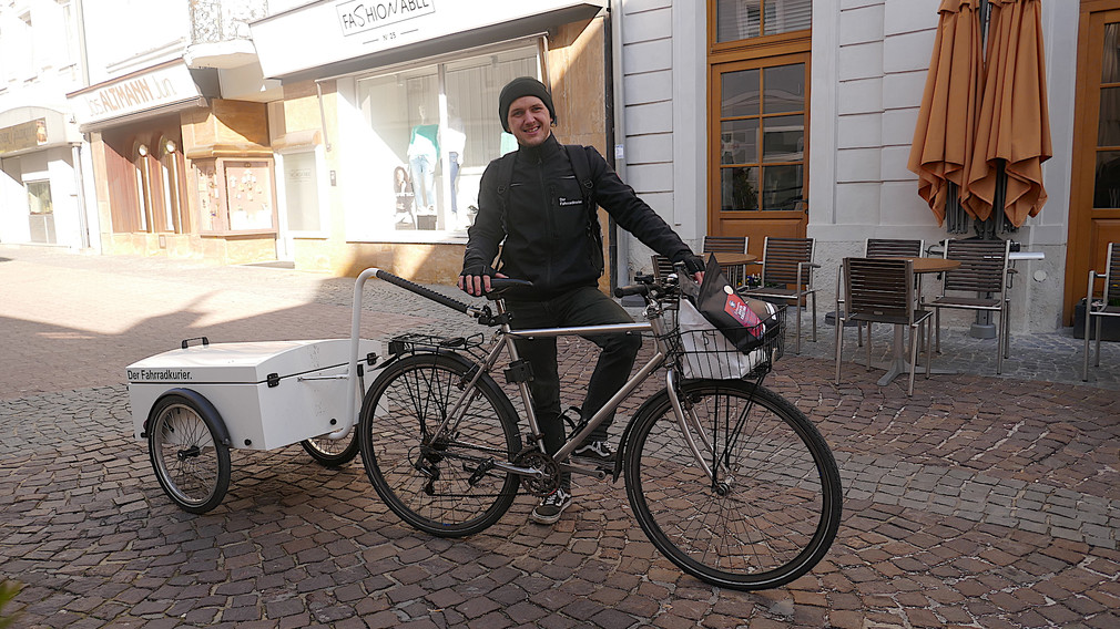 Andreas Grubner mit seinem Fahrrad mit Lastenanhänger. (Foto: Beate Steiner)