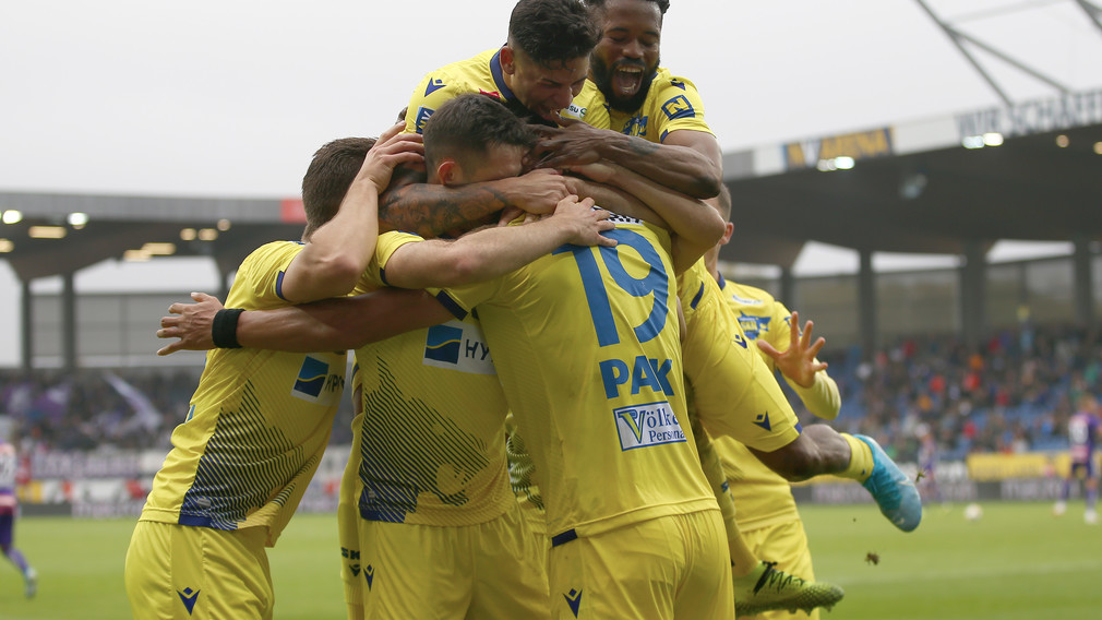 Jubelnde Fußballspieler. (Foto: SKN St. Pölten)