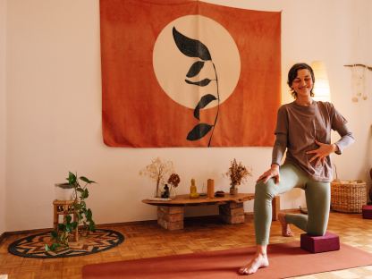 Yogalehrerin Christina Kiehas im Studio (Foto: Katrin Schönthaler)