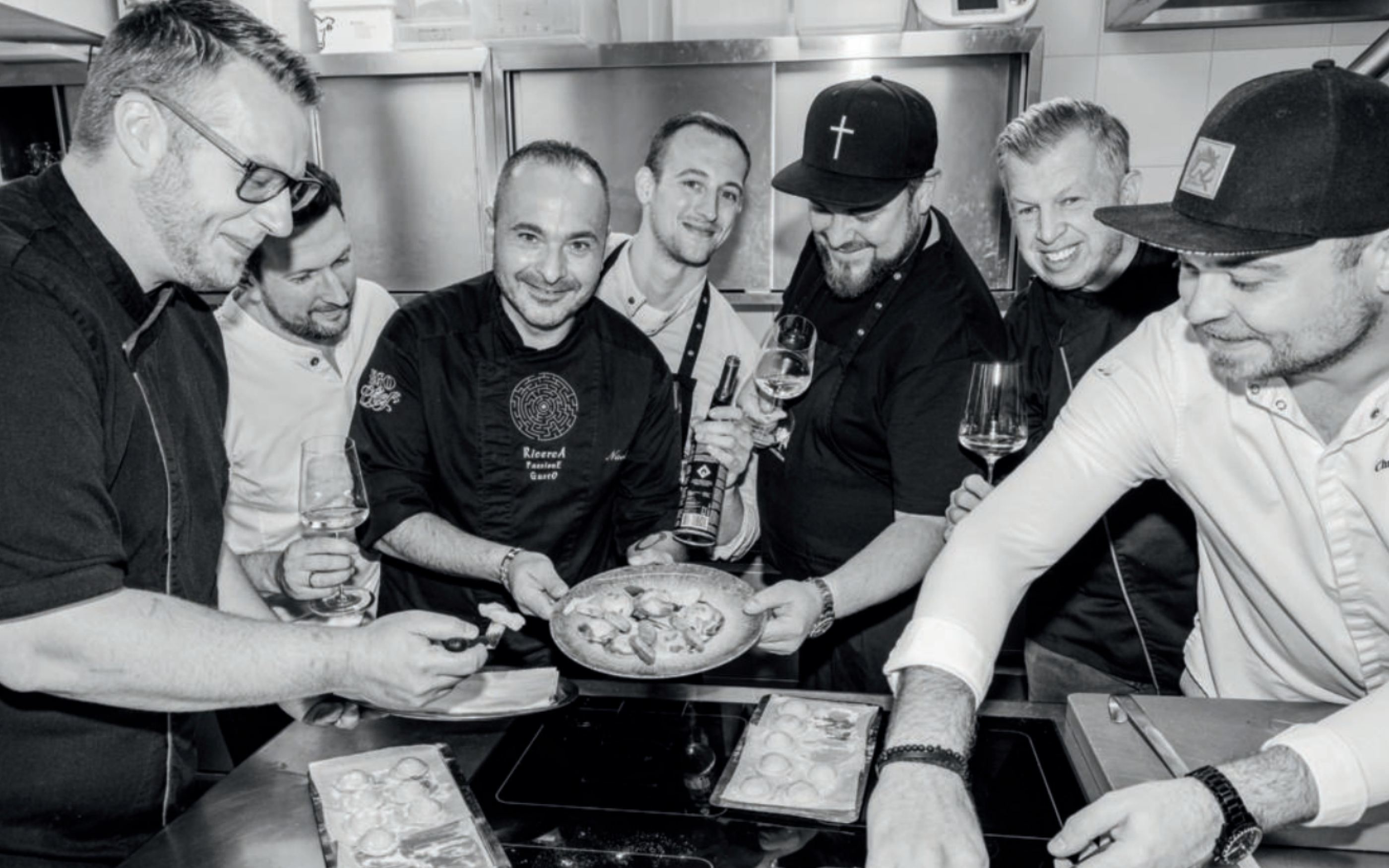 Sieben Gastronomen an einem Herd: Beim Falstaff-Rezeptshooting zeigen die besten Köche St. Pöltens ihr Können. (Foto: Xenia Trampusch)
