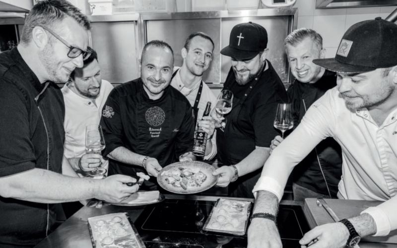 Sieben Gastronomen an einem Herd: Beim Falstaff-Rezeptshooting zeigen die besten Köche St. Pöltens ihr Können. (Foto: Xenia Trampusch)