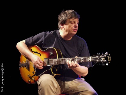 Philipp Catherine sitzend mit Gitarre. (Foto: J Lepage).