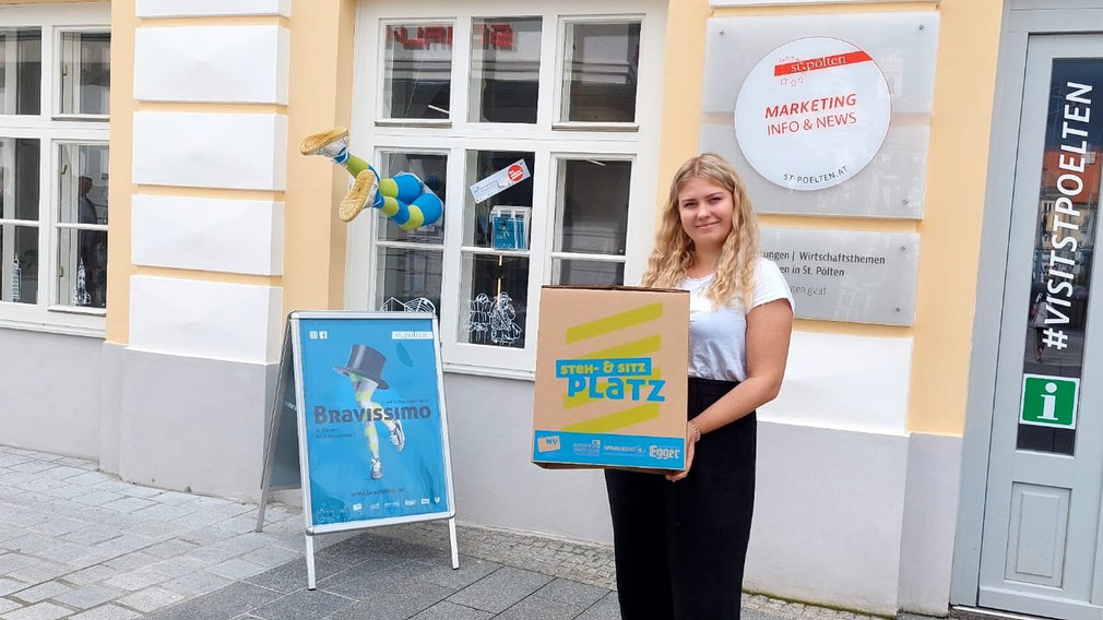 Marketing-Mitarbeiterin Katrin Leyer mit Bravissimo-Überraschungen. Fotos: Marketing St. Pölten