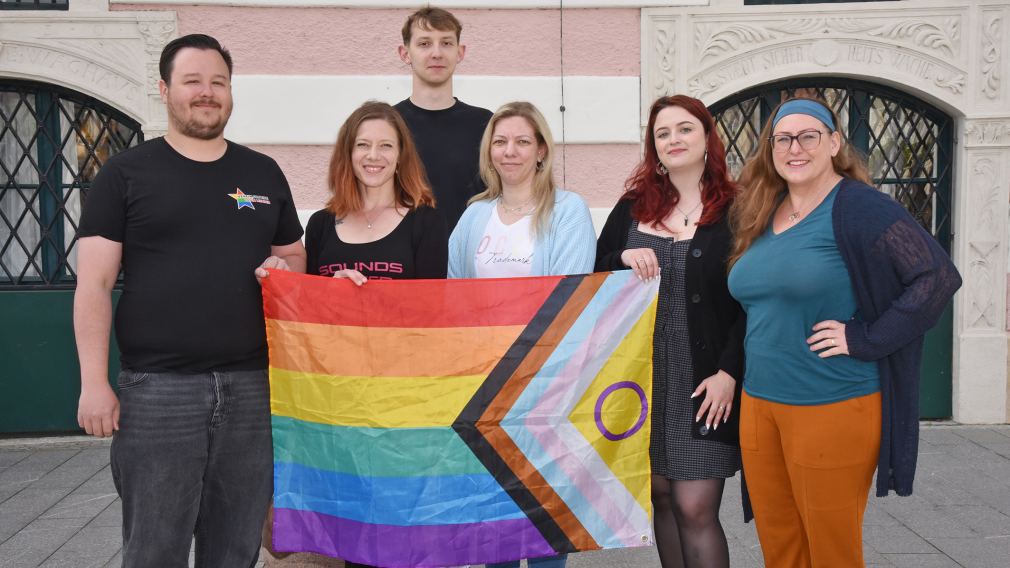 Auf dem Foto sind demonstrierende Personen mit der progressive Pride Flag zu sehen. (Foto: Katie Aileen Dempsey)