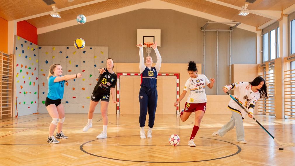 Fünf Sportlerinnen in einerm Turnsaal. (Foto: Kalteis)