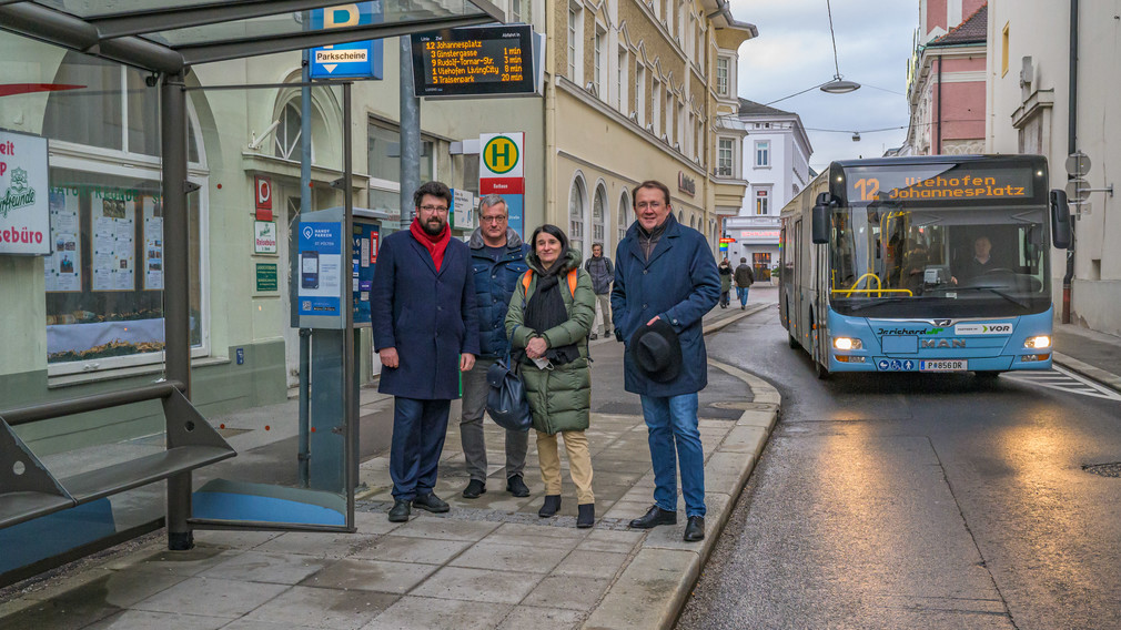 Vizebürgermeister Harald Ludwig, LUP-Beauftragter Peter Zuser, Buslenkerin Maria Felnhofer und Bürgermeister Matthias Stadler. (Foto: Arman Kalteis)