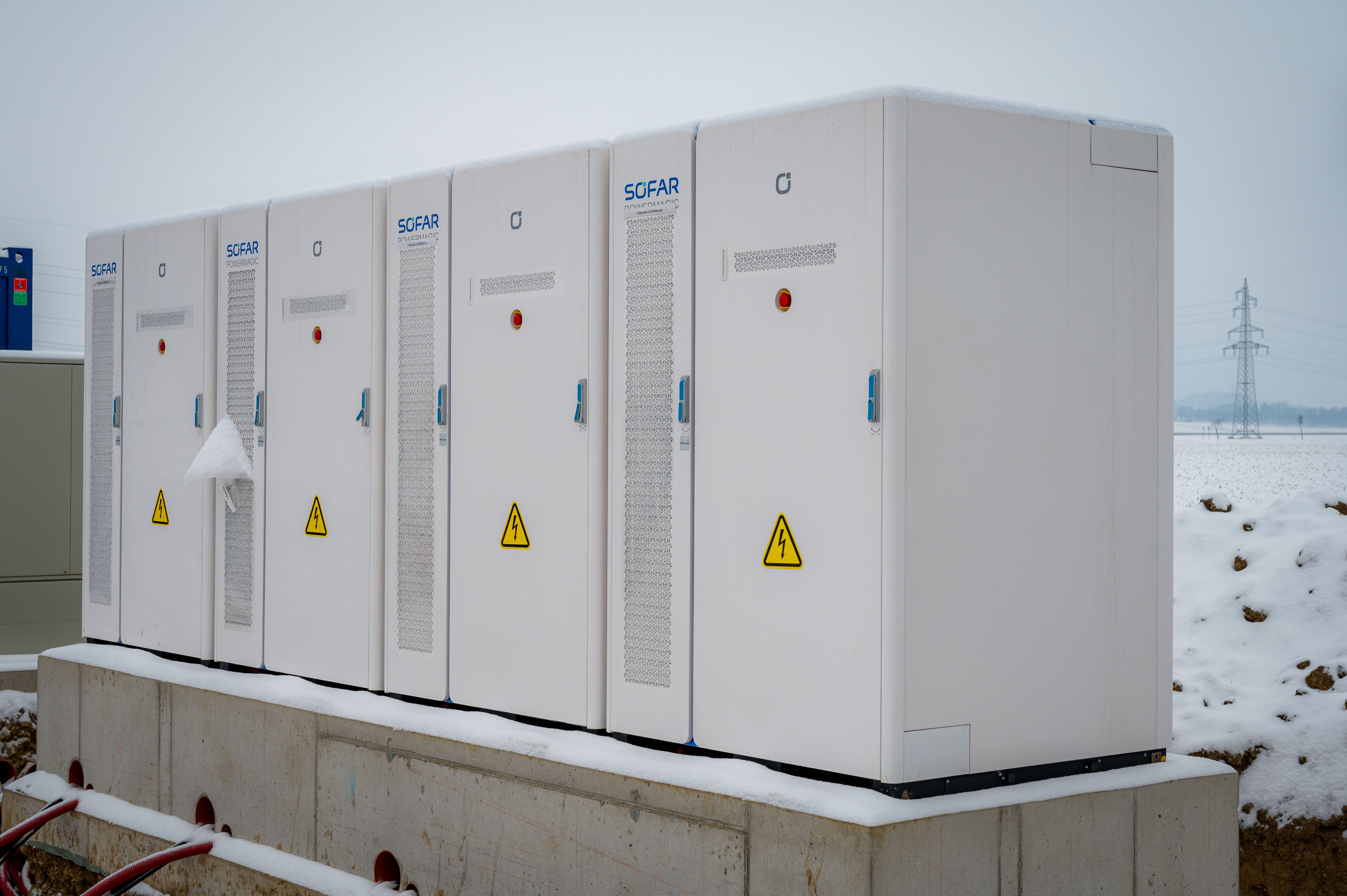 Die kompakten Batteriemodule neben der PV-Anlage. (Foto: Christian Krückel)