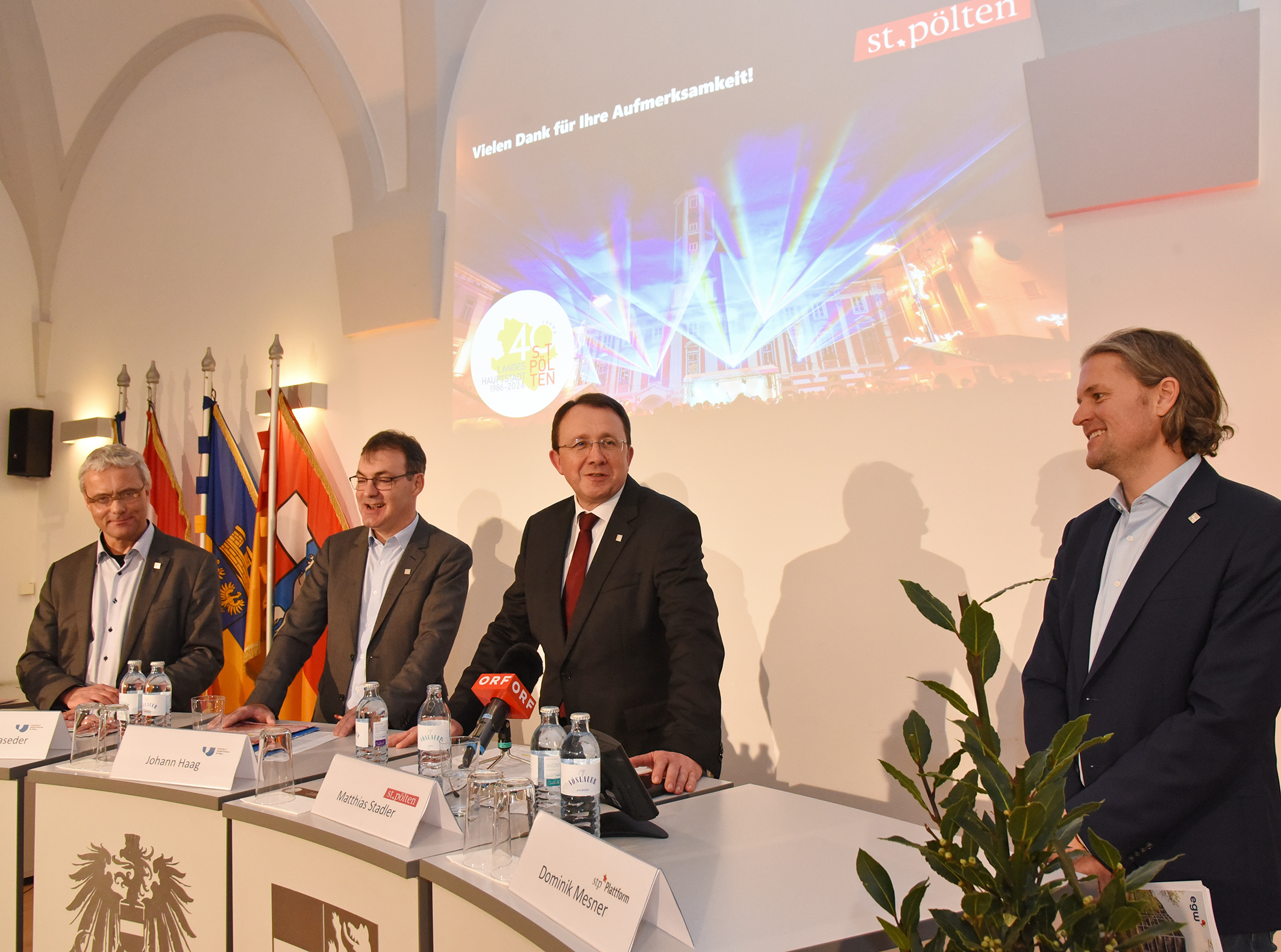 FH-Prof. Dipl.-Ing. Johann Haag (Geschäftsführer USTP), FH-Prof. Dipl.-Ing. Hannes Raffaseder (Geschäftsführer USTP), Bürgermeister Mag. Matthias Stadler und DI Dominik Mesner (Obmann stp*Plattform) bei der Pressekonferenz zum Wirtschaftsneujahrsempfang im Rathaus. (Foto: Josef Vorlaufer)