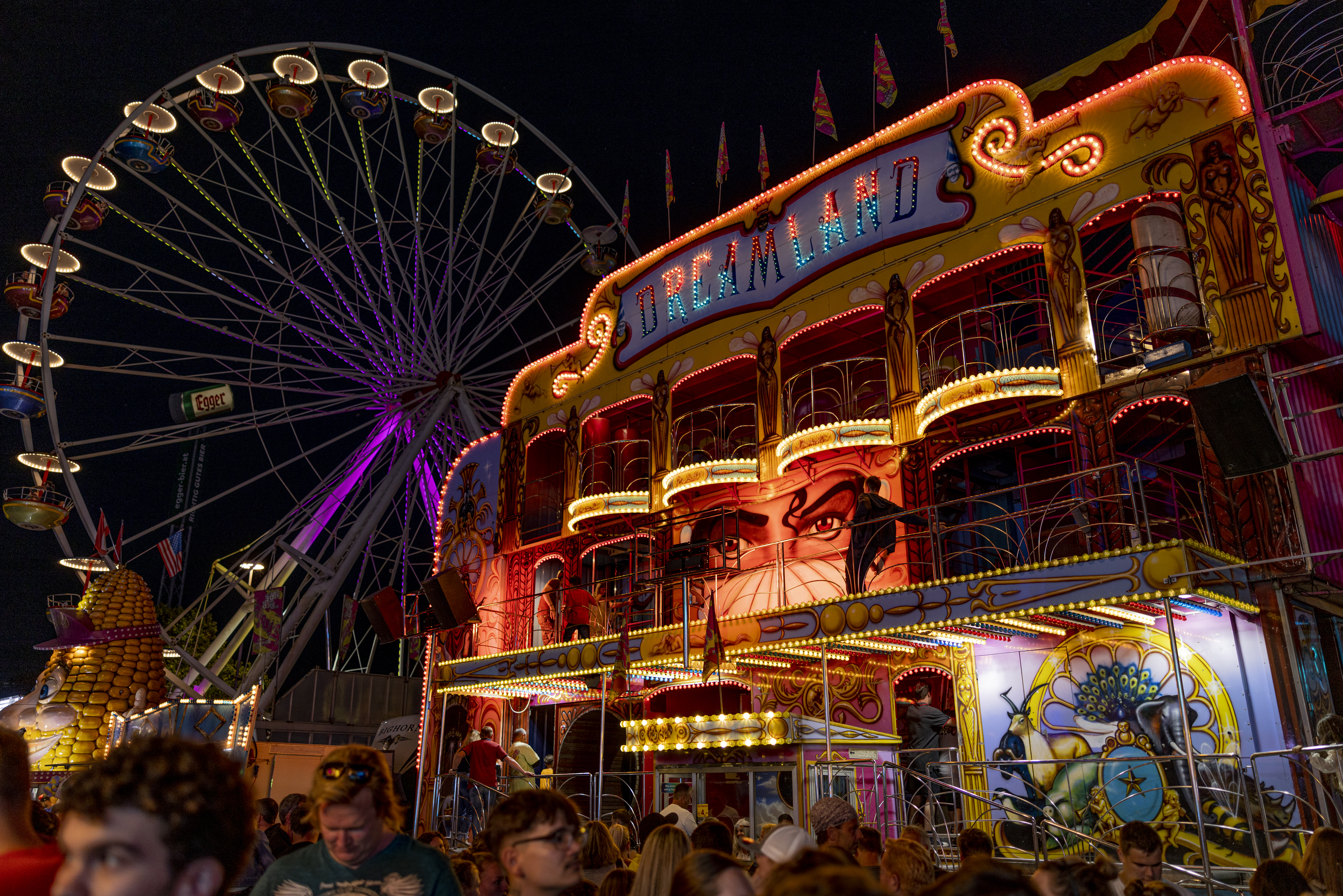 Riesenrad und Dreamland bei Nacht am Volksfest St. Pölten. (Foto: Bernd Berger)