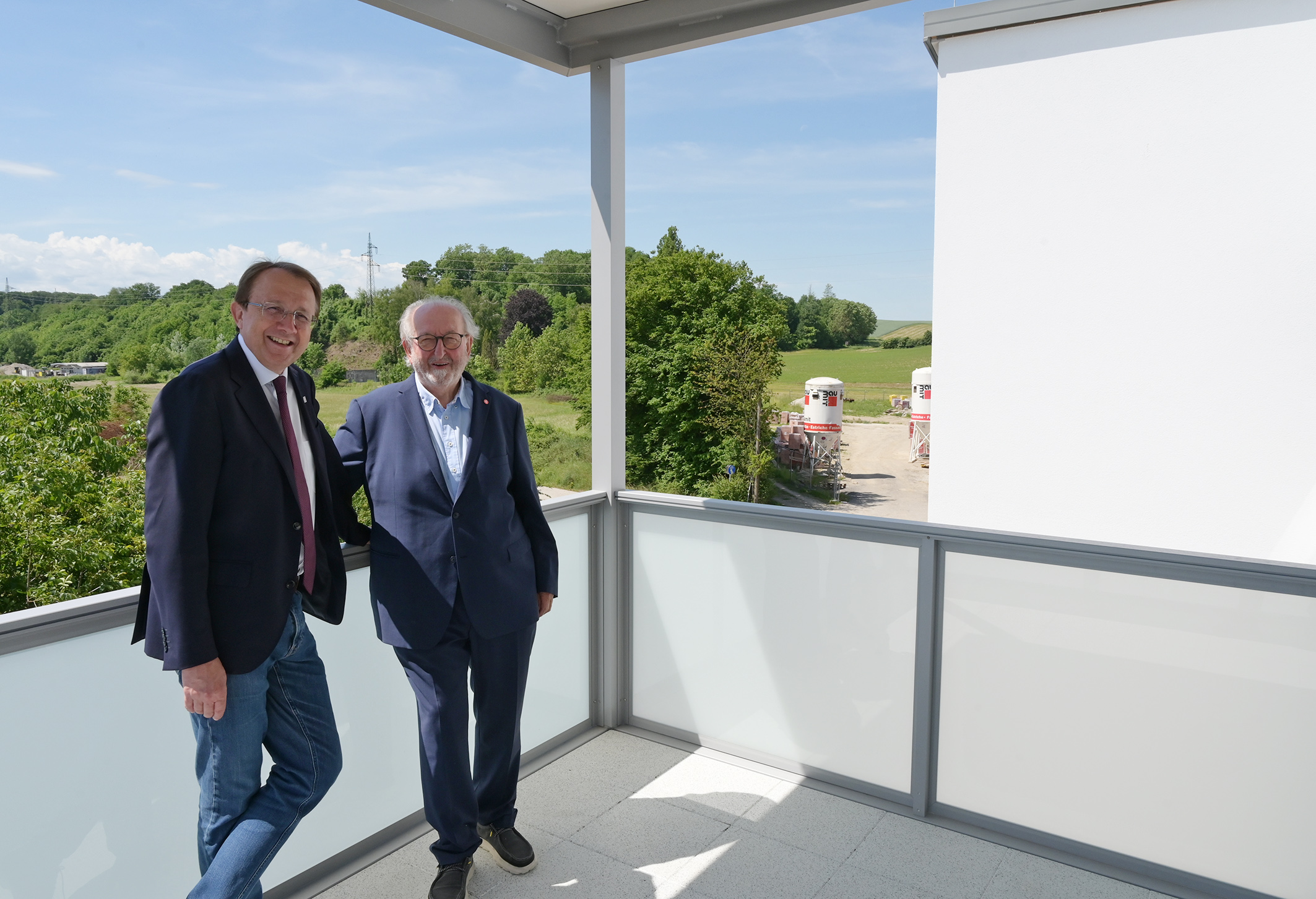 Bürgermeister Matthias Stadler und Wilhelm Gelb, Obmann der Allgemeinen gemeinnützige Wohnungsgenossenschaft St. Pölten, besichtigen die Baustelle. (Foto: Josef Vorlaufer)