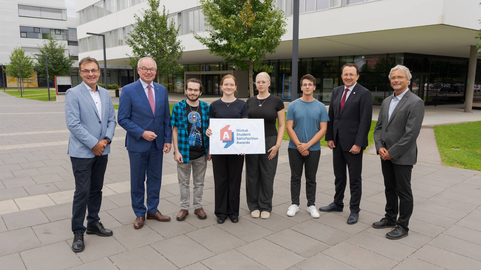 Geschäftsführer Johann Haag, LH-Stv. Stephan Pernkopf, Studierende an der FH, Bürgermeister Matthias Stadler und Geschäftsführer Hannes Raffaseder vor dem Campus St. Pölten. (Foto: Christoph Böhm/FH St. Pölten)