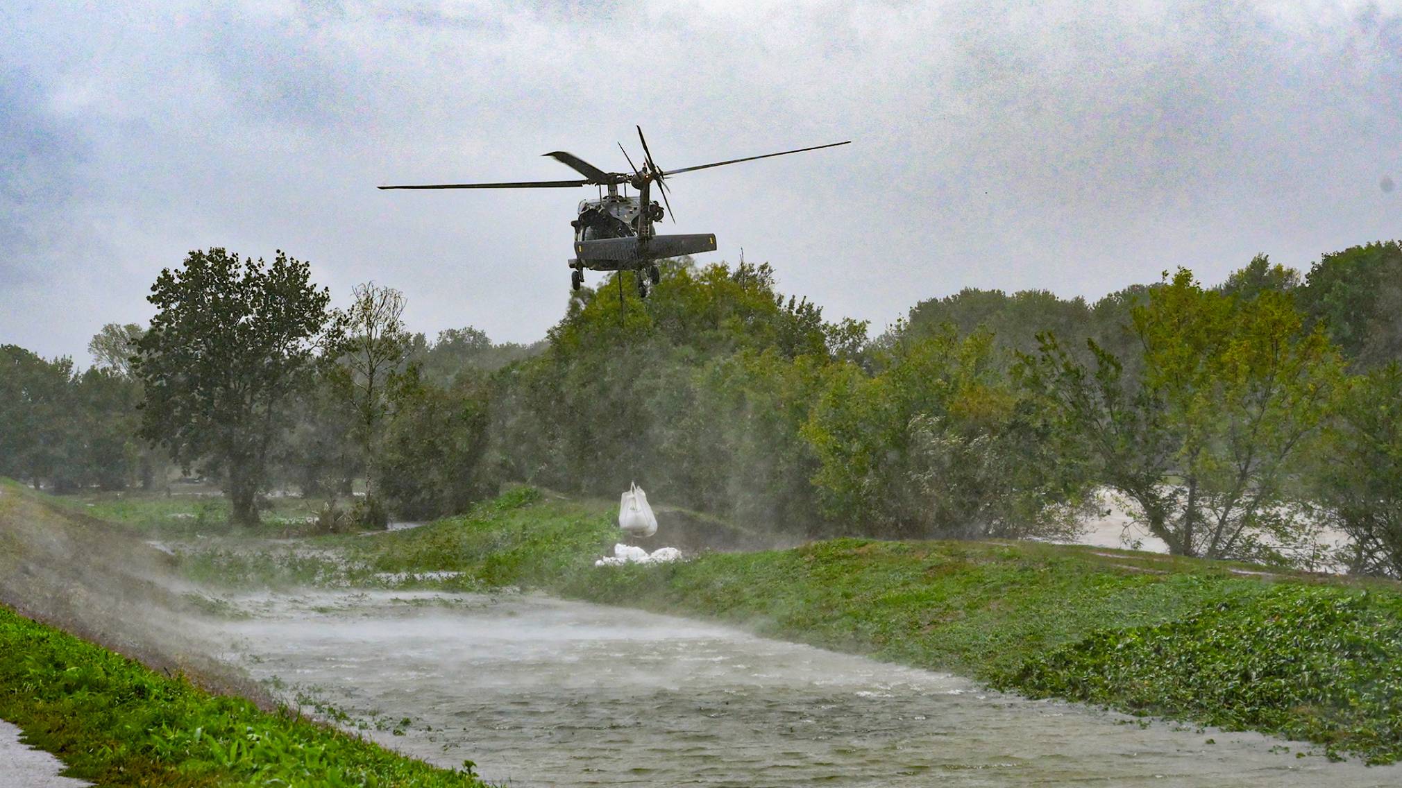 Ein Black Hawk-Hubschrauber des Bundesheers verschließt die Schäden am Traisendamm mit Big-Bags. (Foto: Josef Vorlaufer)