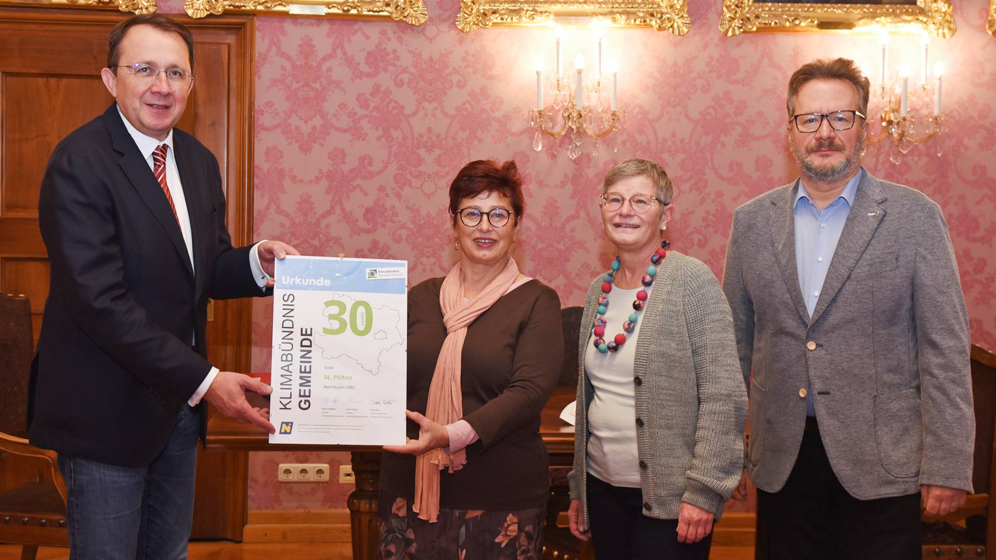 Bürgermeister, Matthias Stadler, Umweltstadträtin Renate Gamsjäger, Ingrid Leutgeb-Born und Thomas Zeh vom Umweltschutz nehmen die Urkunde für "30 Jahre Klimabündnis" entgegen. Foto: Josef Vorlaufer