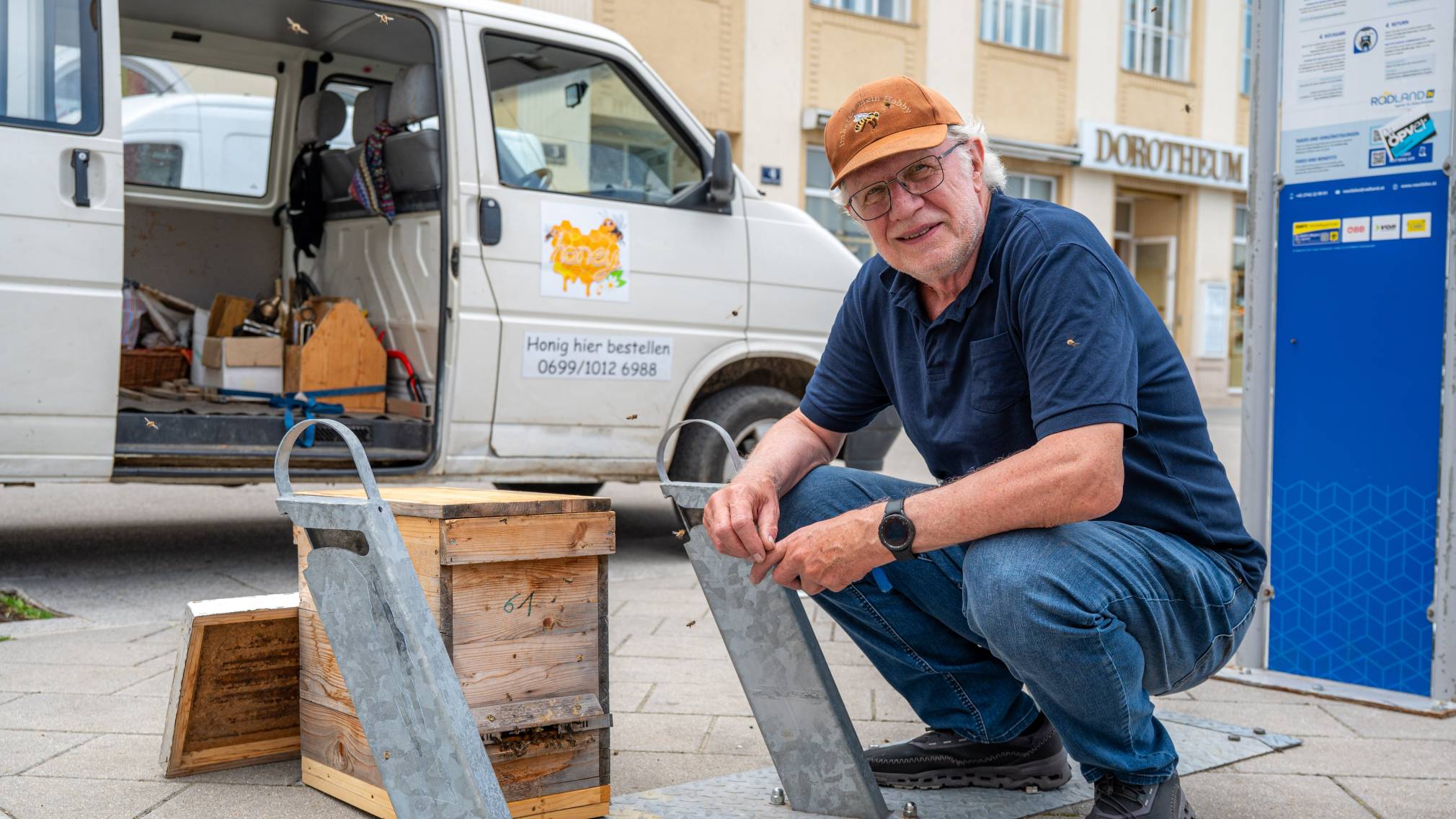 Imker Tanzberger beim Einfangen der Bienen am Promenadenring. (Foto: Josef Vorlaufer)
