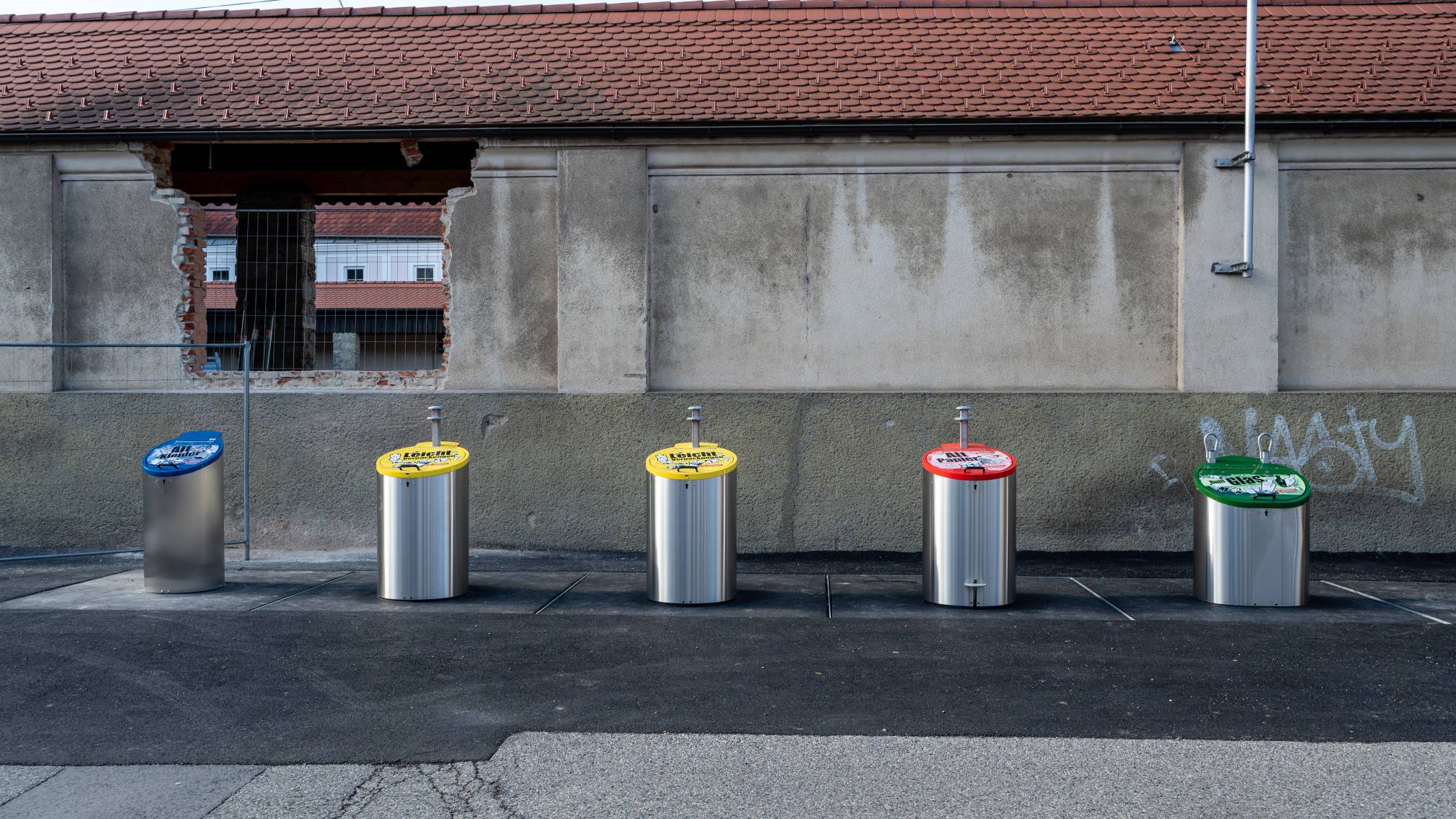 Sieben Personen posieren für ein Foto bei der neuen Unterflur-Sammelstelle in der Lederergasse . (Foto: Christian Krückel)