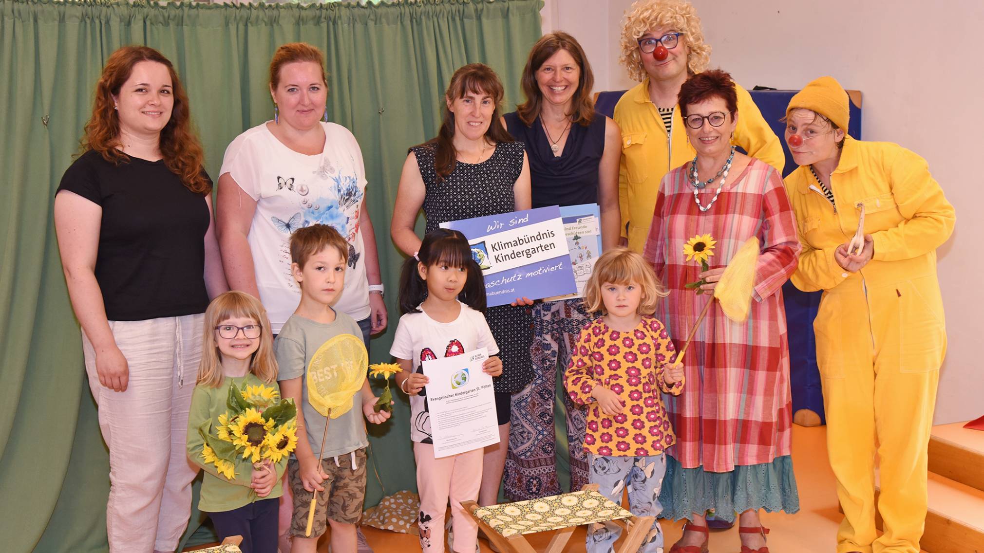 Am 20. Juni fand anlässlich der Beitrittsfeier im Evangelischen Privatkindergarten ein Bienentheater für die Kinder statt. Umweltgemeinderätin Renate Gamsjäger und Tatjana Fischer vom Referat für Umweltschutz übergaben bei diesem Anlass einen Klimabündnis-Bildungsscheck. (Foto: Josef Vorlaufer)